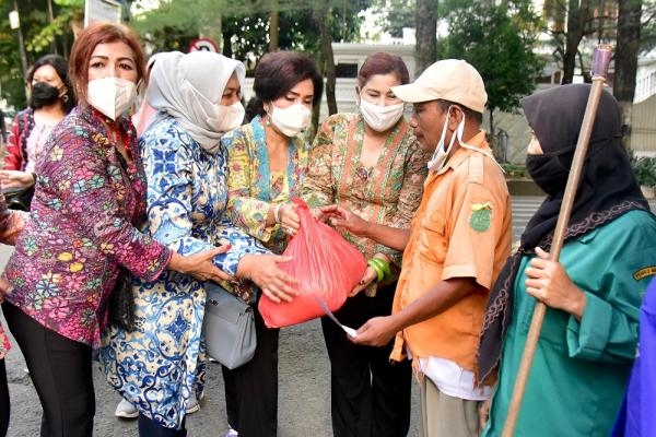 Semarakkan Hari Kartini 2021, Nawal Lubis Bersama PPBI Sumut Berbagi Sembako